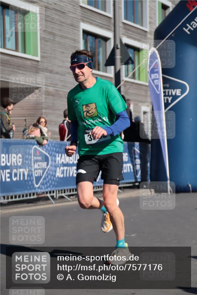 06.04.2025 - 44. Internationalen Wilhelmsburger Insellauf A. Gomolzig http://msf.ph/oto/7577176 06.04.2025 10:31:38 Ziel 3019, 3338 meine-sportfotos.de