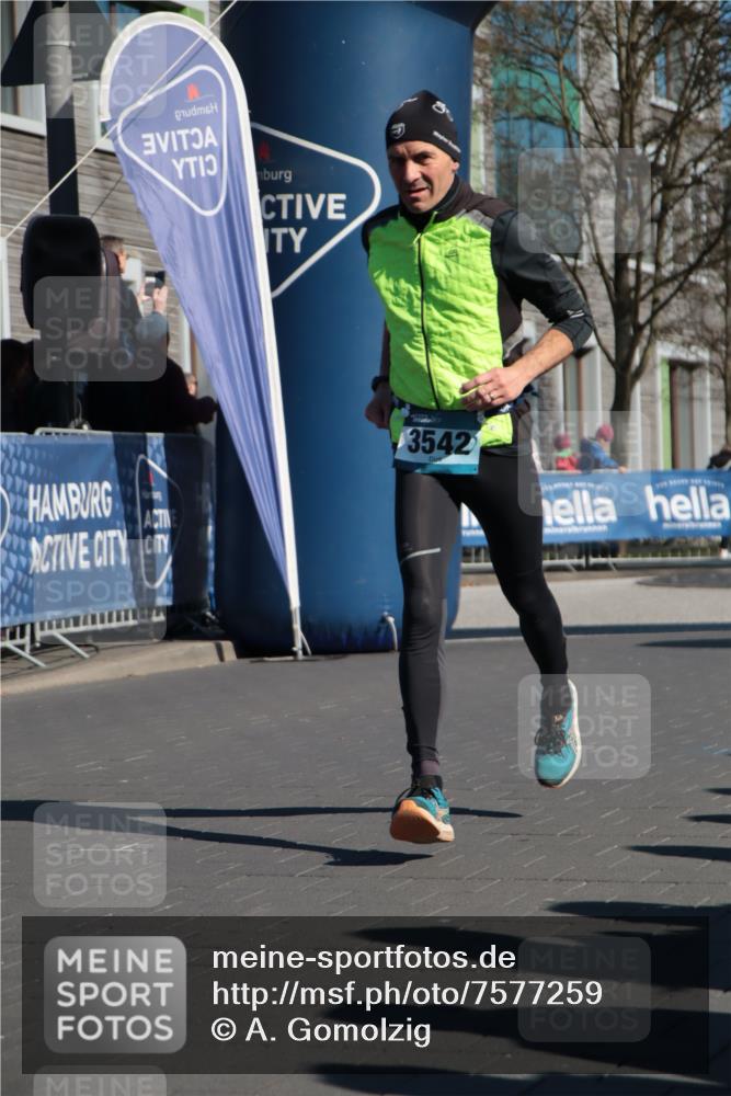 06.04.2025 - 44. Internationalen Wilhelmsburger Insellauf A. Gomolzig http://msf.ph/oto/7577259 06.04.2025 10:31:27 Ziel 3445, 3542, 3976, 4298, 5025 meine-sportfotos.de