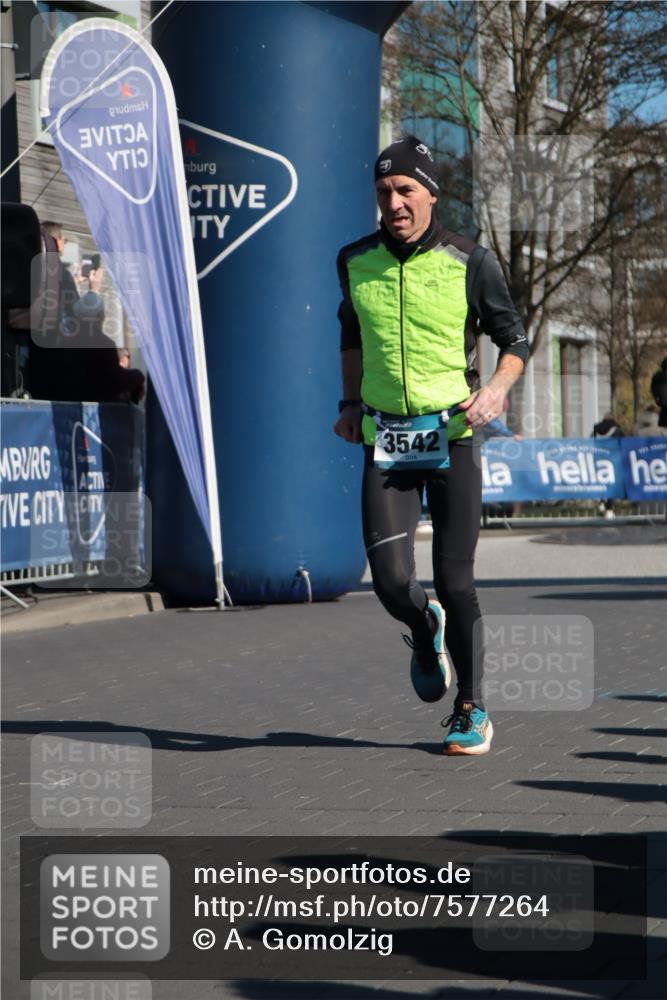 06.04.2025 - 44. Internationalen Wilhelmsburger Insellauf A. Gomolzig http://msf.ph/oto/7577264 06.04.2025 10:31:27 Ziel 3445, 3542, 3976, 4298, 5025 meine-sportfotos.de