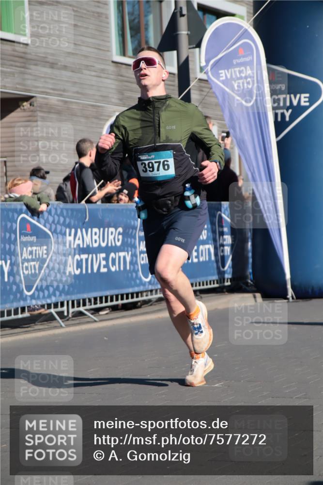 06.04.2025 - 44. Internationalen Wilhelmsburger Insellauf A. Gomolzig http://msf.ph/oto/7577272 06.04.2025 10:31:26 Ziel 3445, 3542, 3976, 4298, 5025 meine-sportfotos.de