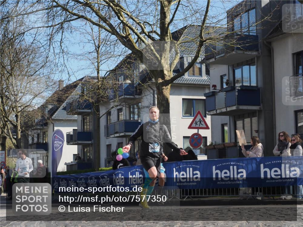 06.04.2025 - 44. Internationalen Wilhelmsburger Insellauf Luisa Fischer http://msf.ph/oto/7577350 06.04.2025 10:43:23 Ziel 3821, 3924 meine-sportfotos.de