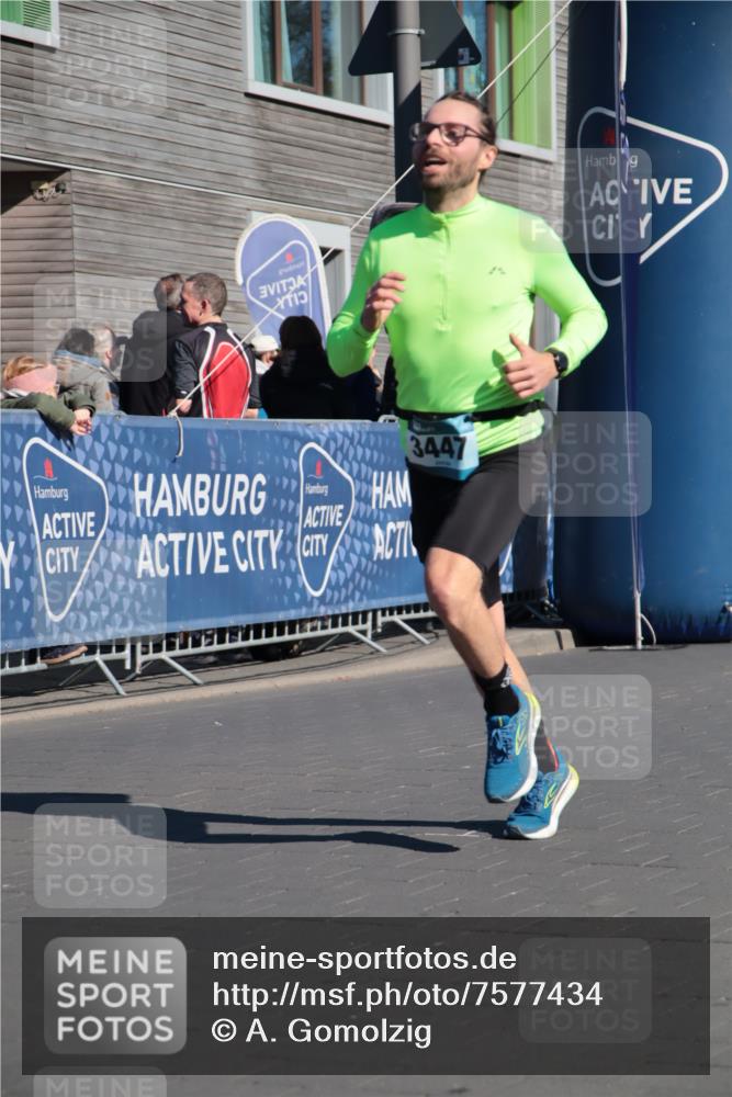 06.04.2025 - 44. Internationalen Wilhelmsburger Insellauf A. Gomolzig http://msf.ph/oto/7577434 06.04.2025 10:30:56 Ziel 3447, 3939, 4546 meine-sportfotos.de