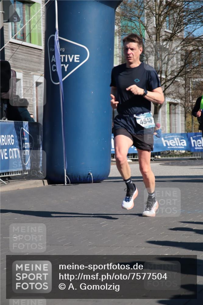 06.04.2025 - 44. Internationalen Wilhelmsburger Insellauf A. Gomolzig http://msf.ph/oto/7577504 06.04.2025 10:30:53 Ziel 3447, 3699, 3939, 4546 meine-sportfotos.de