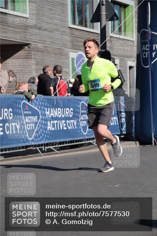 06.04.2025 - 44. Internationalen Wilhelmsburger Insellauf A. Gomolzig http://msf.ph/oto/7577530 06.04.2025 10:30:51 Ziel 3447, 3699, 3939, 4546 meine-sportfotos.de