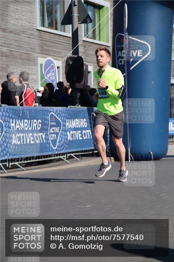 06.04.2025 - 44. Internationalen Wilhelmsburger Insellauf A. Gomolzig http://msf.ph/oto/7577540 06.04.2025 10:30:50 Ziel 3447, 3699, 3939, 4472, 4546 meine-sportfotos.de