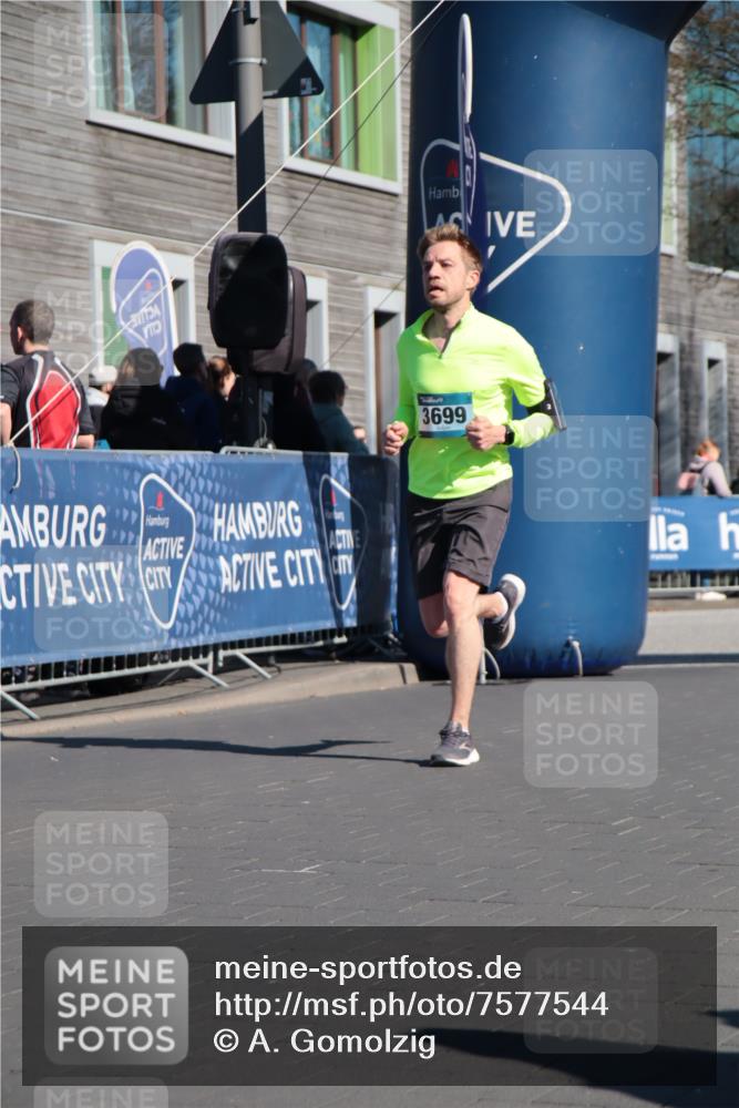 06.04.2025 - 44. Internationalen Wilhelmsburger Insellauf A. Gomolzig http://msf.ph/oto/7577544 06.04.2025 10:30:50 Ziel 3447, 3699, 3939, 4472, 4546 meine-sportfotos.de