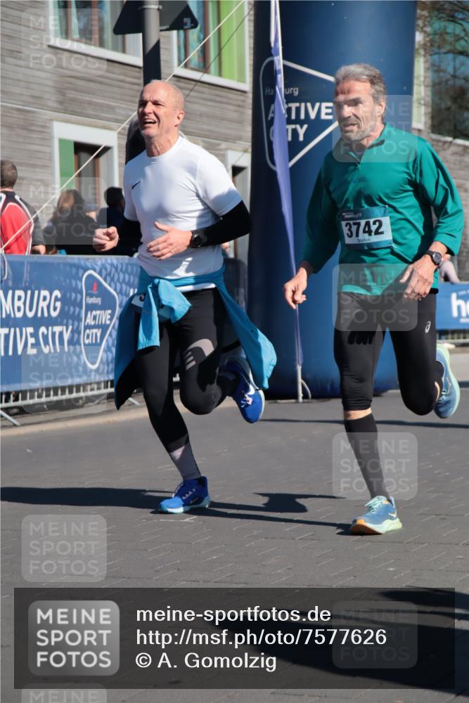 06.04.2025 - 44. Internationalen Wilhelmsburger Insellauf A. Gomolzig http://msf.ph/oto/7577626 06.04.2025 10:30:37 Ziel 3400, 3727, 3742, 4189, 4370, 4419, 4459 meine-sportfotos.de