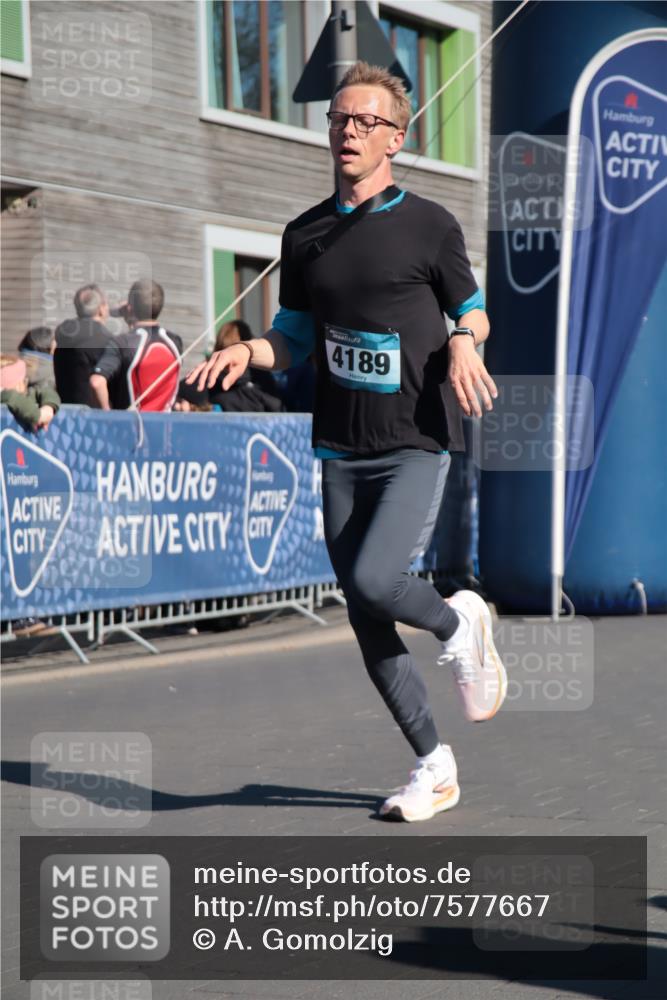 06.04.2025 - 44. Internationalen Wilhelmsburger Insellauf A. Gomolzig http://msf.ph/oto/7577667 06.04.2025 10:30:34 Ziel 3400, 3721, 3727, 3742, 4189, 4459 meine-sportfotos.de