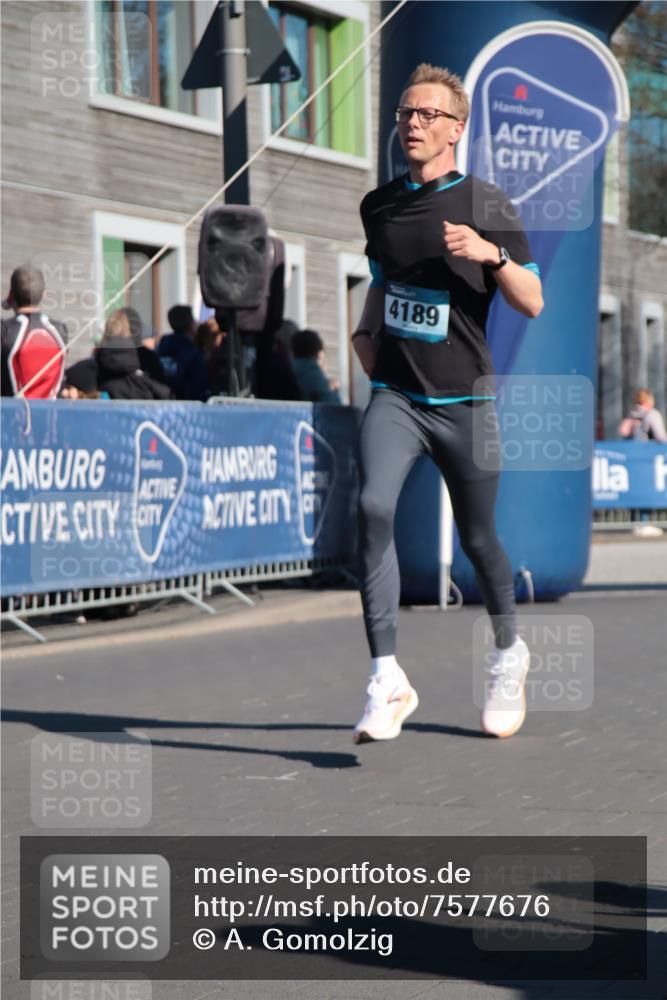 06.04.2025 - 44. Internationalen Wilhelmsburger Insellauf A. Gomolzig http://msf.ph/oto/7577676 06.04.2025 10:30:34 Ziel 3400, 3721, 3727, 3742, 4189, 4459 meine-sportfotos.de
