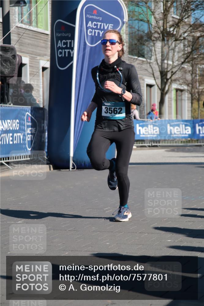 06.04.2025 - 44. Internationalen Wilhelmsburger Insellauf A. Gomolzig http://msf.ph/oto/7577801 06.04.2025 10:30:24 Ziel 3297, 3562, 4527, 4559 meine-sportfotos.de