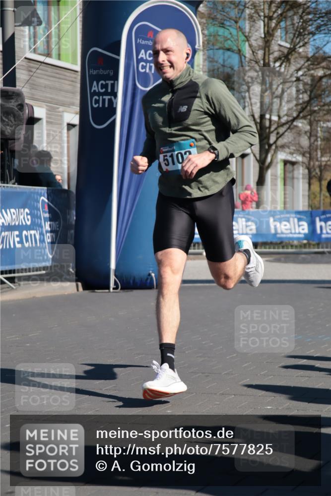 06.04.2025 - 44. Internationalen Wilhelmsburger Insellauf A. Gomolzig http://msf.ph/oto/7577825 06.04.2025 10:30:18 Ziel 3562, 4413, 5102 meine-sportfotos.de