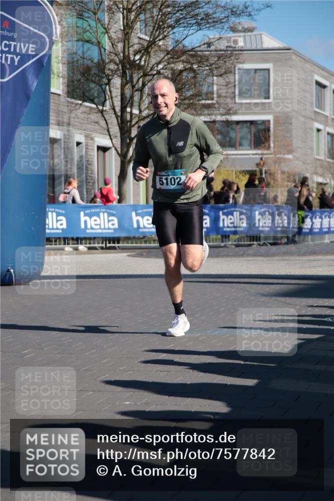 06.04.2025 - 44. Internationalen Wilhelmsburger Insellauf A. Gomolzig http://msf.ph/oto/7577842 06.04.2025 10:30:17 Ziel 3562, 4413, 5102 meine-sportfotos.de
