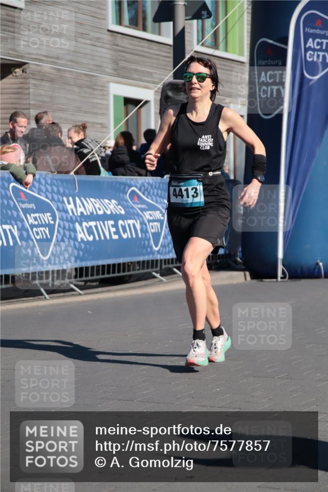 06.04.2025 - 44. Internationalen Wilhelmsburger Insellauf A. Gomolzig http://msf.ph/oto/7577857 06.04.2025 10:30:15 Ziel 4030, 4410, 4413, 5102 meine-sportfotos.de