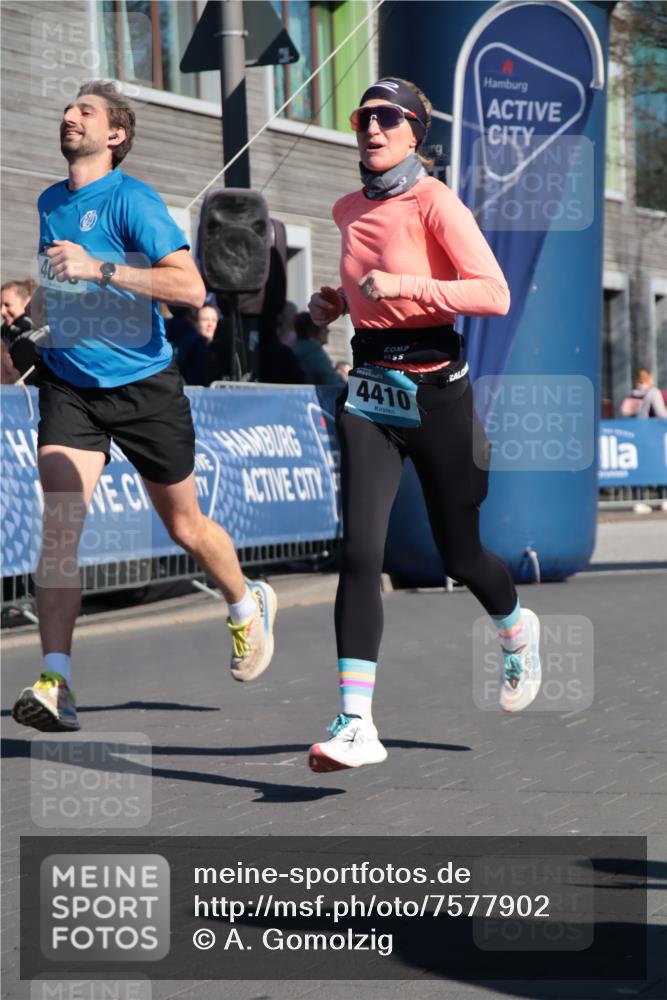 06.04.2025 - 44. Internationalen Wilhelmsburger Insellauf A. Gomolzig http://msf.ph/oto/7577902 06.04.2025 10:30:12 Ziel 4030, 4410, 4413, 5102 meine-sportfotos.de