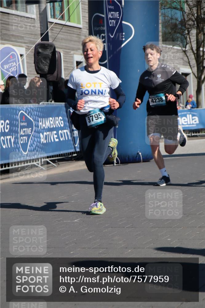 06.04.2025 - 44. Internationalen Wilhelmsburger Insellauf A. Gomolzig http://msf.ph/oto/7577959 06.04.2025 10:29:49 Ziel 3615, 3795, 4121, 4238 meine-sportfotos.de