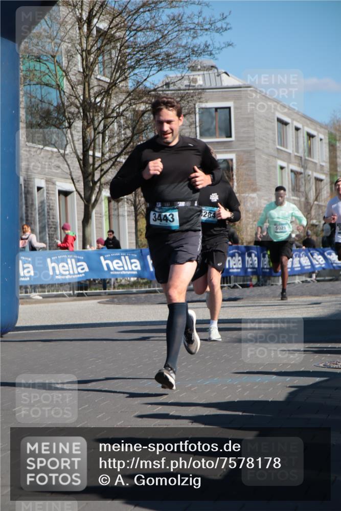 06.04.2025 - 44. Internationalen Wilhelmsburger Insellauf A. Gomolzig http://msf.ph/oto/7578178 06.04.2025 10:29:11 Ziel 3284, 3443, 3611, 5021 meine-sportfotos.de
