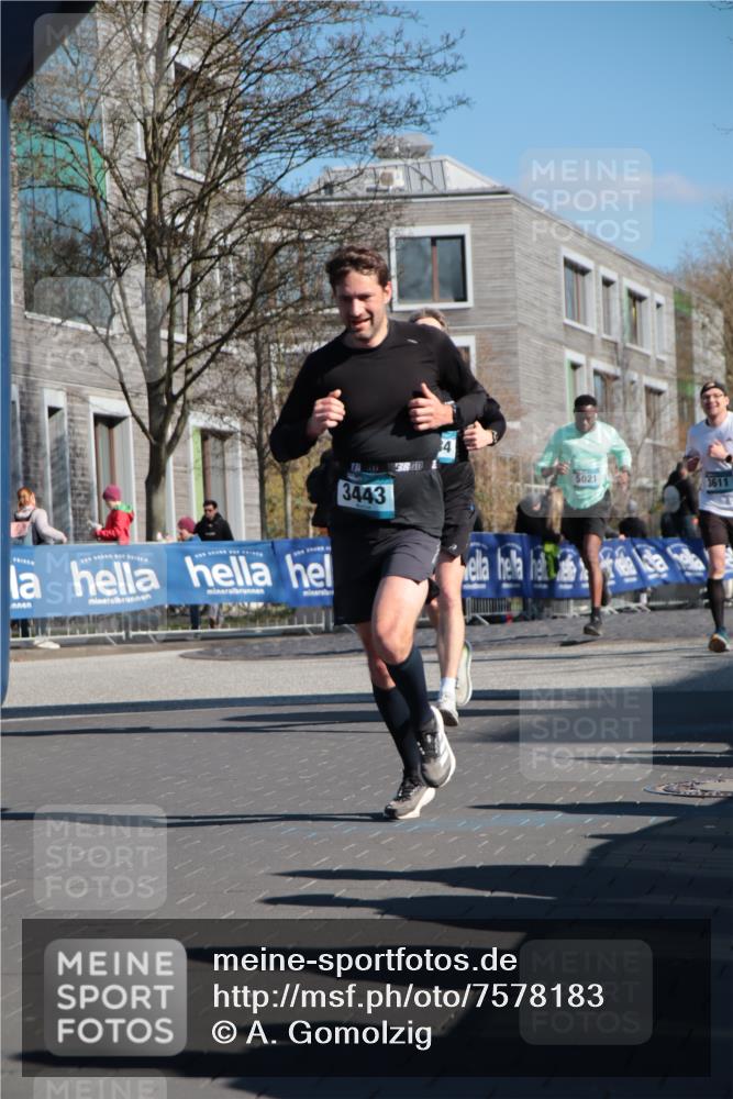 06.04.2025 - 44. Internationalen Wilhelmsburger Insellauf A. Gomolzig http://msf.ph/oto/7578183 06.04.2025 10:29:10 Ziel 3284, 3443, 3611, 5021 meine-sportfotos.de
