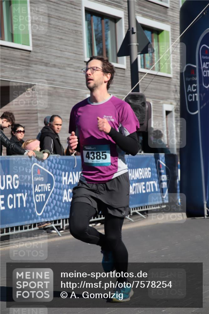06.04.2025 - 44. Internationalen Wilhelmsburger Insellauf A. Gomolzig http://msf.ph/oto/7578254 06.04.2025 10:28:51 Ziel 4082, 4385 meine-sportfotos.de