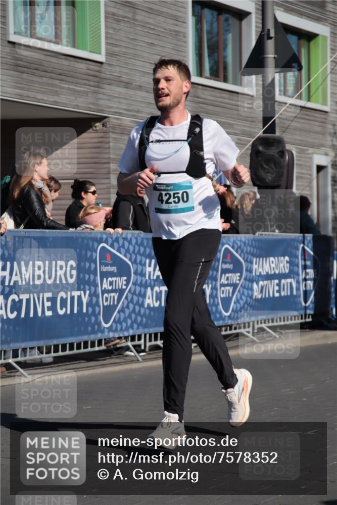 06.04.2025 - 44. Internationalen Wilhelmsburger Insellauf A. Gomolzig http://msf.ph/oto/7578352 06.04.2025 10:28:34 Ziel 4250, 4263, 4454 meine-sportfotos.de