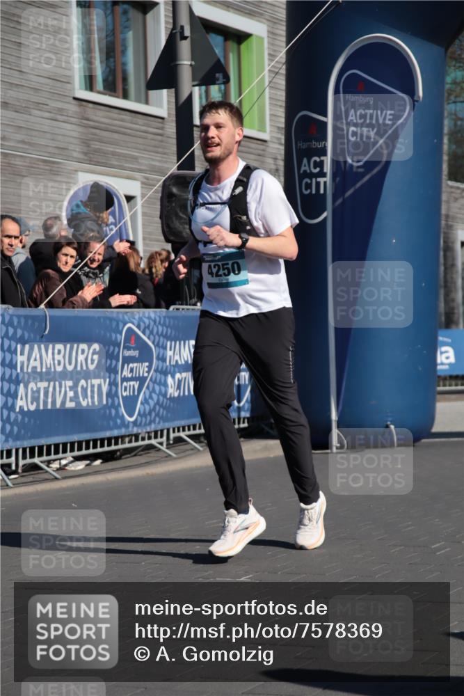 06.04.2025 - 44. Internationalen Wilhelmsburger Insellauf A. Gomolzig http://msf.ph/oto/7578369 06.04.2025 10:28:34 Ziel 4250, 4263, 4454 meine-sportfotos.de