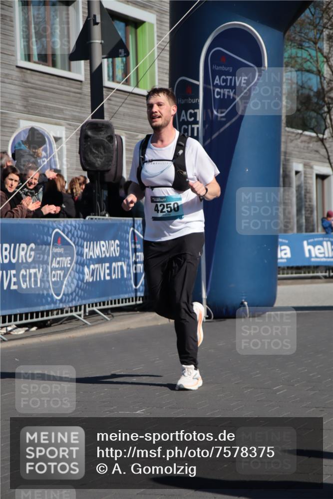06.04.2025 - 44. Internationalen Wilhelmsburger Insellauf A. Gomolzig http://msf.ph/oto/7578375 06.04.2025 10:28:34 Ziel 4250, 4263, 4454 meine-sportfotos.de