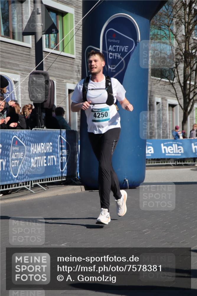 06.04.2025 - 44. Internationalen Wilhelmsburger Insellauf A. Gomolzig http://msf.ph/oto/7578381 06.04.2025 10:28:34 Ziel 4250, 4263, 4454 meine-sportfotos.de