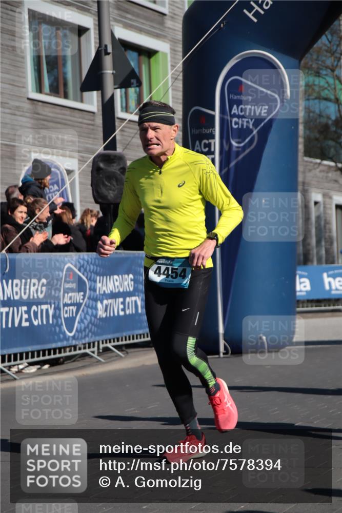 06.04.2025 - 44. Internationalen Wilhelmsburger Insellauf A. Gomolzig http://msf.ph/oto/7578394 06.04.2025 10:28:29 Ziel 4174, 4250, 4263, 4454 meine-sportfotos.de