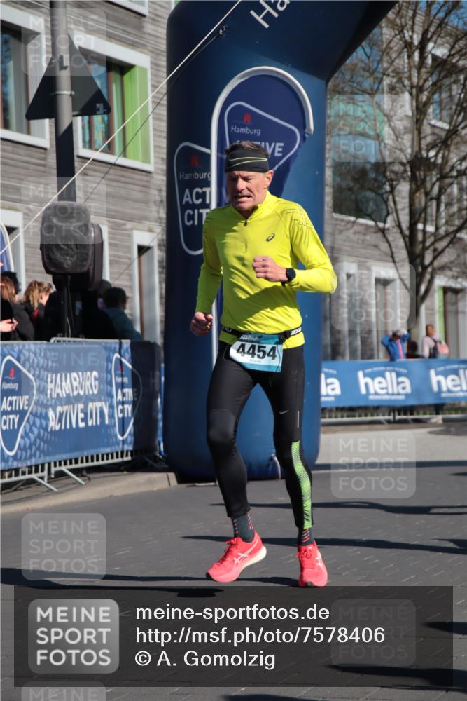 06.04.2025 - 44. Internationalen Wilhelmsburger Insellauf A. Gomolzig http://msf.ph/oto/7578406 06.04.2025 10:28:29 Ziel 4174, 4250, 4263, 4454 meine-sportfotos.de