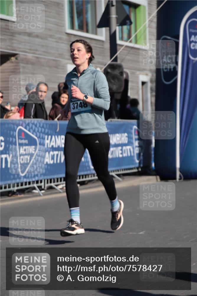 06.04.2025 - 44. Internationalen Wilhelmsburger Insellauf A. Gomolzig http://msf.ph/oto/7578427 06.04.2025 10:28:12 Ziel 3748 meine-sportfotos.de