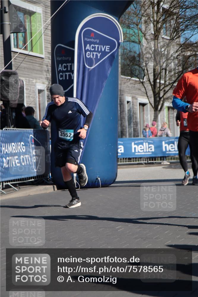 06.04.2025 - 44. Internationalen Wilhelmsburger Insellauf A. Gomolzig http://msf.ph/oto/7578565 06.04.2025 10:27:45 Ziel 3552, 3824, 4535, 4615 meine-sportfotos.de