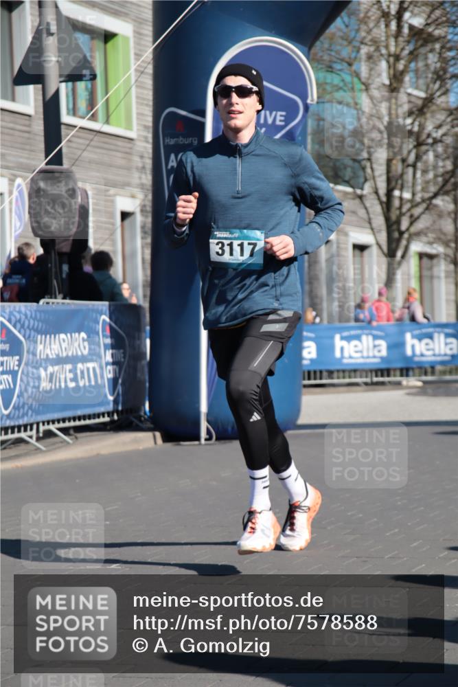 06.04.2025 - 44. Internationalen Wilhelmsburger Insellauf A. Gomolzig http://msf.ph/oto/7578588 06.04.2025 10:27:36 Ziel 3117, 3596, 4305 meine-sportfotos.de