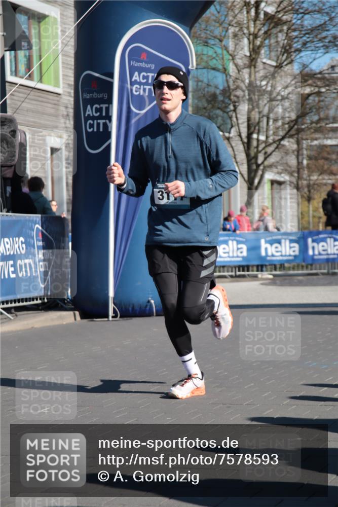 06.04.2025 - 44. Internationalen Wilhelmsburger Insellauf A. Gomolzig http://msf.ph/oto/7578593 06.04.2025 10:27:36 Ziel 3117, 3596, 4305 meine-sportfotos.de