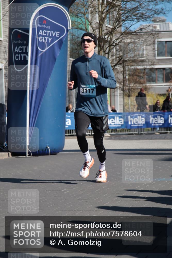 06.04.2025 - 44. Internationalen Wilhelmsburger Insellauf A. Gomolzig http://msf.ph/oto/7578604 06.04.2025 10:27:36 Ziel 3117, 3596, 4305 meine-sportfotos.de