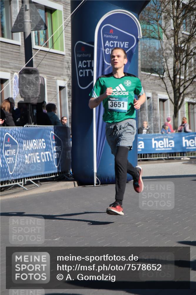 06.04.2025 - 44. Internationalen Wilhelmsburger Insellauf A. Gomolzig http://msf.ph/oto/7578652 06.04.2025 10:27:29 Ziel 3596, 3651, 4252, 4305 meine-sportfotos.de