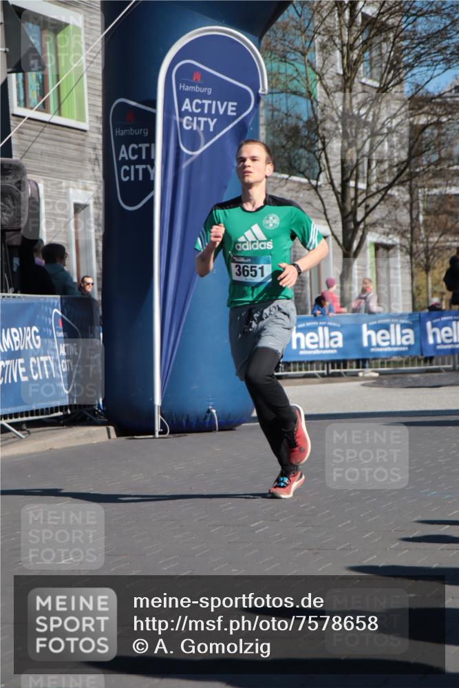 06.04.2025 - 44. Internationalen Wilhelmsburger Insellauf A. Gomolzig http://msf.ph/oto/7578658 06.04.2025 10:27:29 Ziel 3596, 3651, 4252, 4305 meine-sportfotos.de