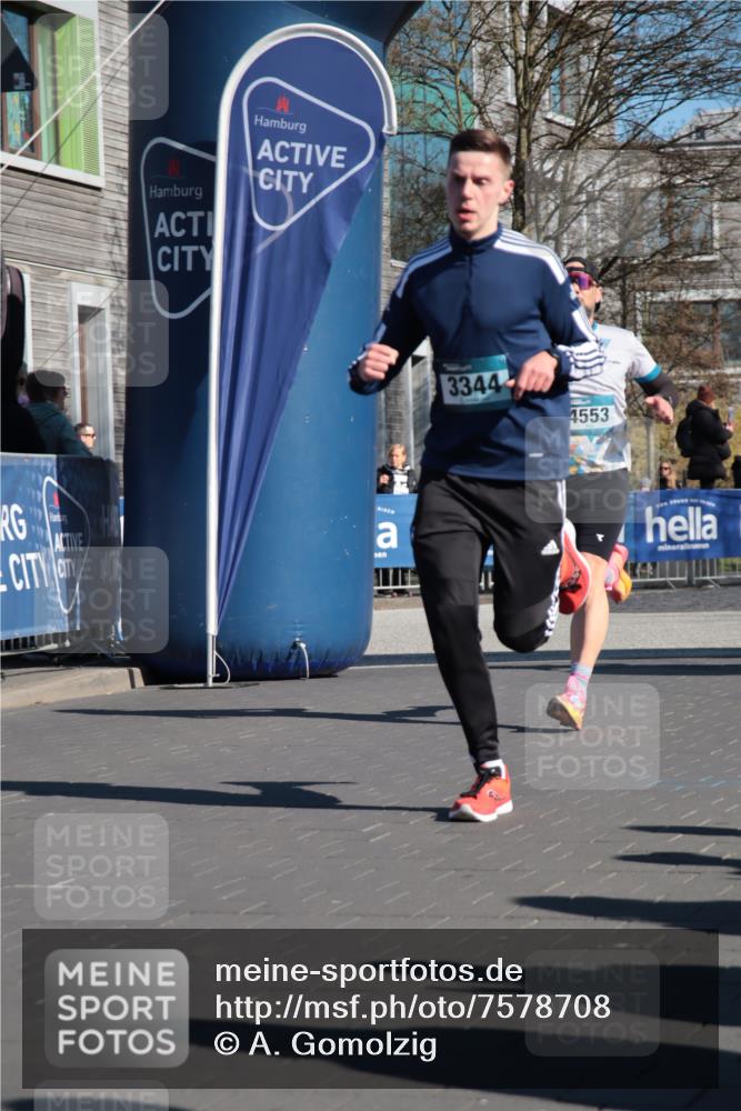 06.04.2025 - 44. Internationalen Wilhelmsburger Insellauf A. Gomolzig http://msf.ph/oto/7578708 06.04.2025 10:27:19 Ziel 3181, 3344, 4207, 4259, 4553 meine-sportfotos.de