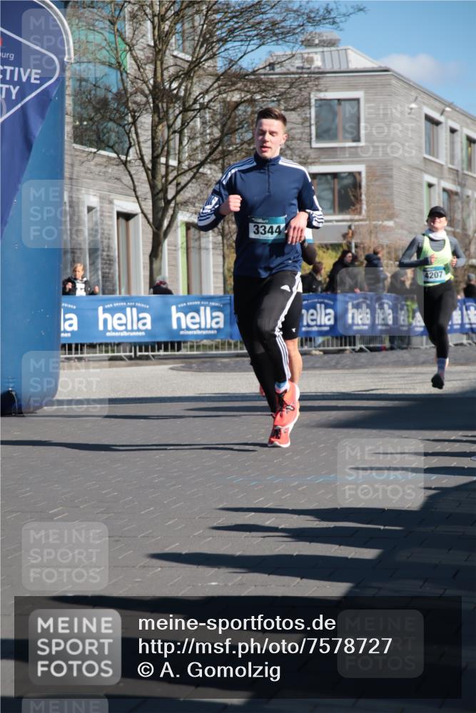 06.04.2025 - 44. Internationalen Wilhelmsburger Insellauf A. Gomolzig http://msf.ph/oto/7578727 06.04.2025 10:27:19 Ziel 3181, 3344, 4207, 4259, 4553 meine-sportfotos.de