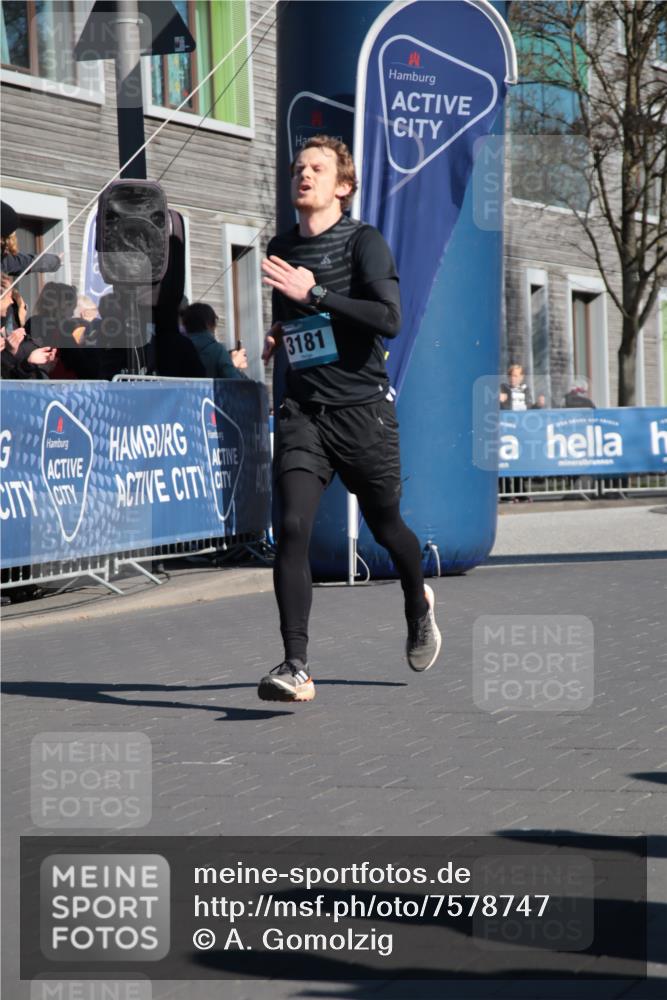 06.04.2025 - 44. Internationalen Wilhelmsburger Insellauf A. Gomolzig http://msf.ph/oto/7578747 06.04.2025 10:27:16 Ziel 3181, 3344, 4203, 4207, 4259, 4553 meine-sportfotos.de