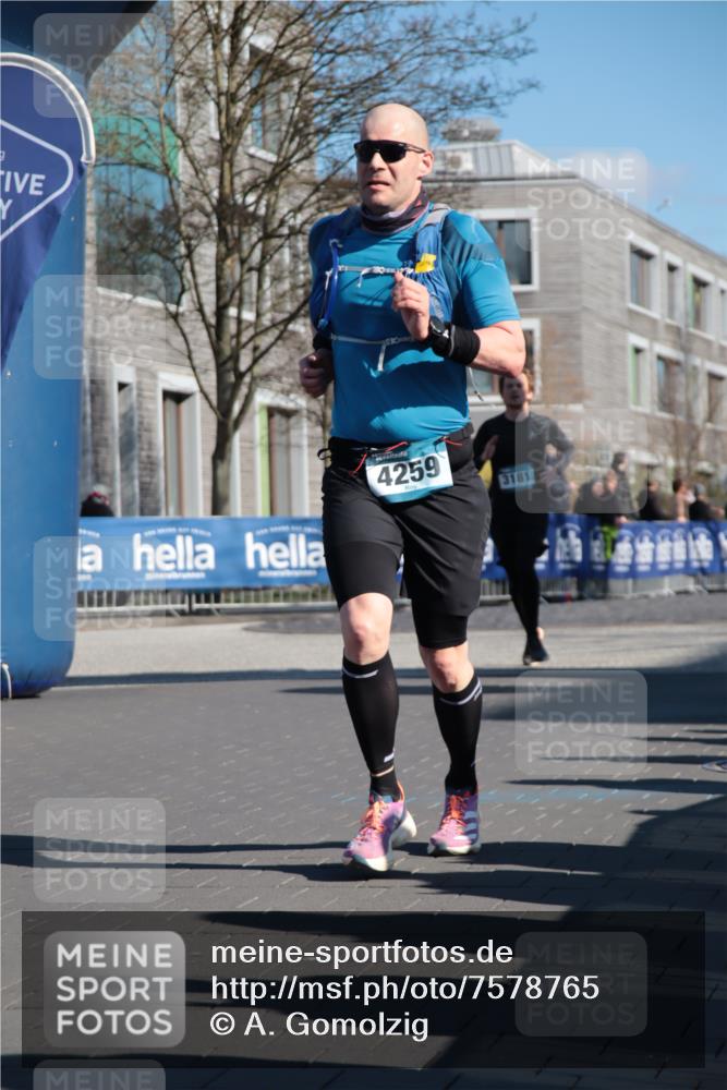 06.04.2025 - 44. Internationalen Wilhelmsburger Insellauf A. Gomolzig http://msf.ph/oto/7578765 06.04.2025 10:27:14 Ziel 3181, 3343, 3344, 3610, 4203, 4259, 4553 meine-sportfotos.de