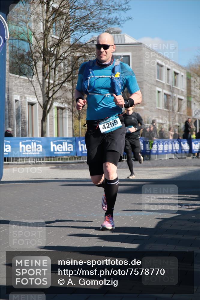 06.04.2025 - 44. Internationalen Wilhelmsburger Insellauf A. Gomolzig http://msf.ph/oto/7578770 06.04.2025 10:27:14 Ziel 3181, 3343, 3344, 3610, 4203, 4259, 4553 meine-sportfotos.de