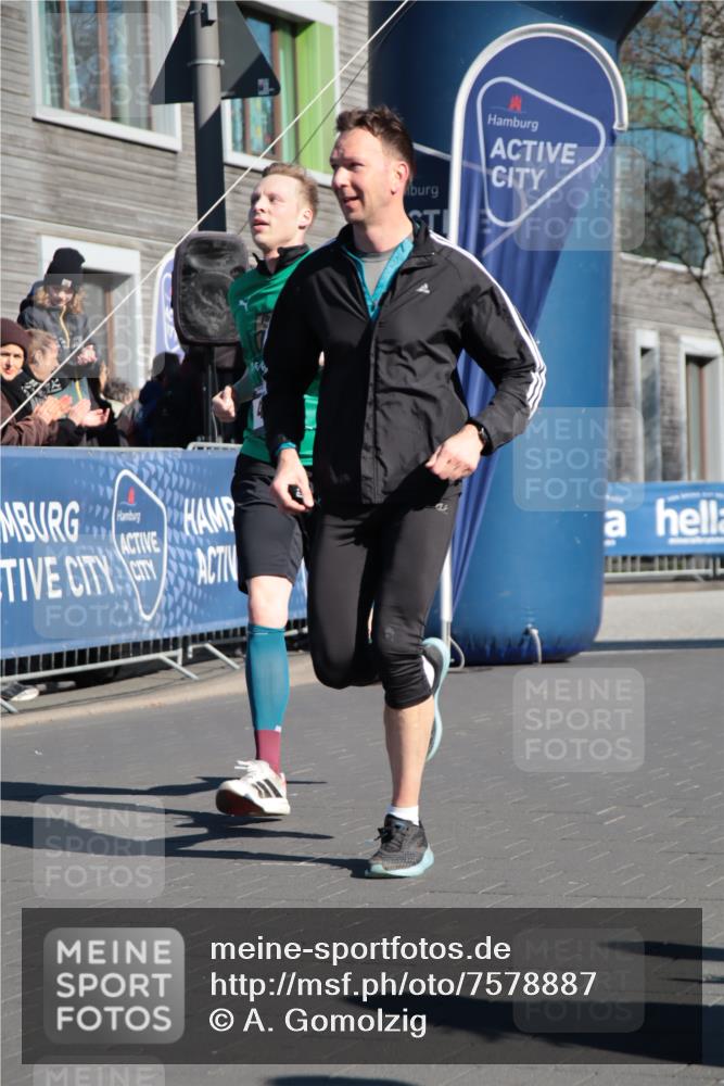 06.04.2025 - 44. Internationalen Wilhelmsburger Insellauf A. Gomolzig http://msf.ph/oto/7578887 06.04.2025 10:27:01 Ziel 3486, 3516, 4014, 4073, 4388 meine-sportfotos.de