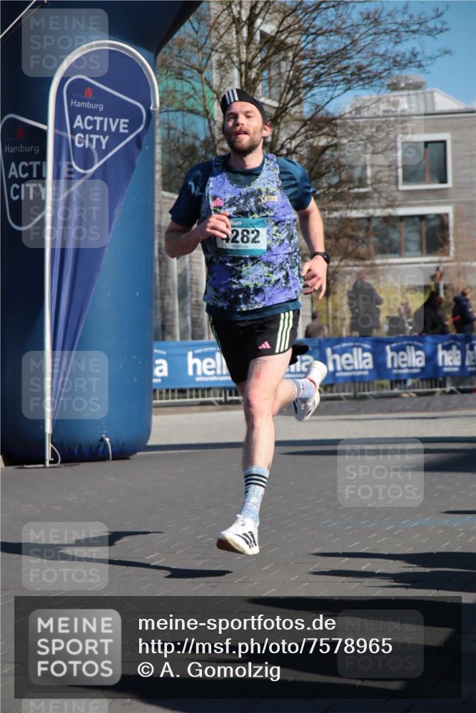 06.04.2025 - 44. Internationalen Wilhelmsburger Insellauf A. Gomolzig http://msf.ph/oto/7578965 06.04.2025 10:26:55 Ziel 4014, 4073, 4282, 4388 meine-sportfotos.de
