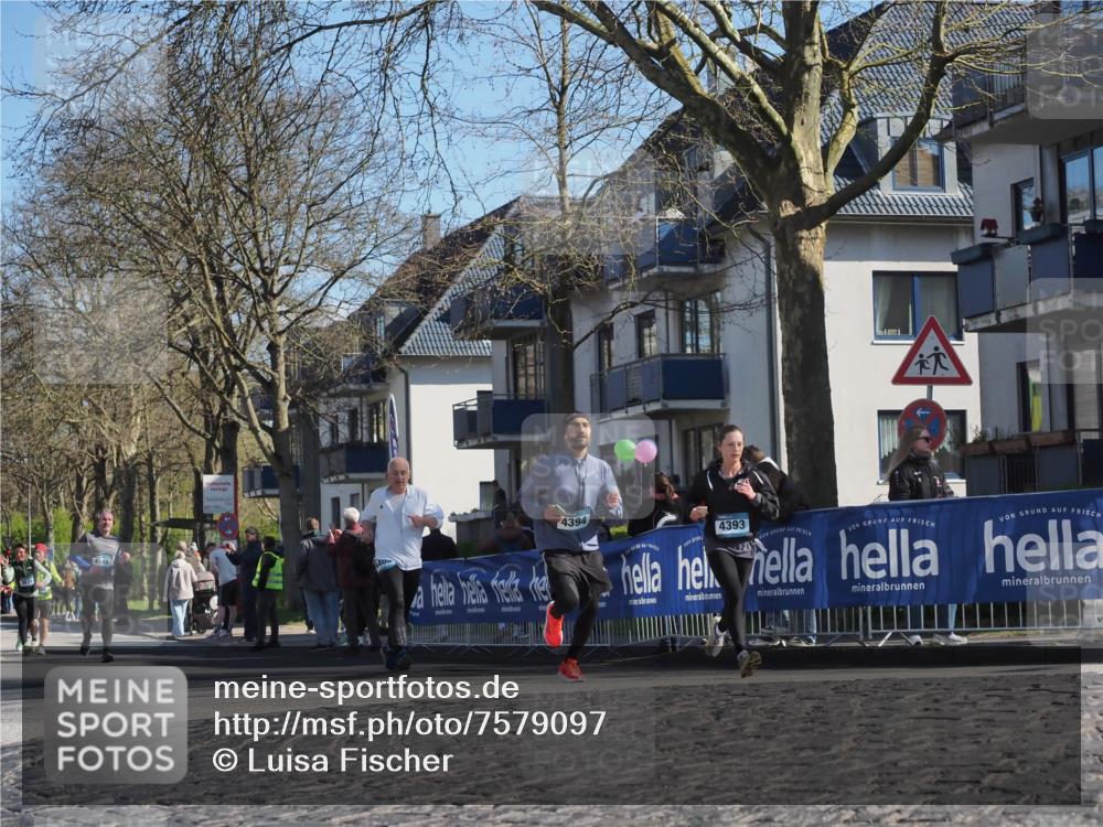 06.04.2025 - 44. Internationalen Wilhelmsburger Insellauf Luisa Fischer http://msf.ph/oto/7579097 06.04.2025 10:44:14 Ziel 4549, 4394, 4393 meine-sportfotos.de