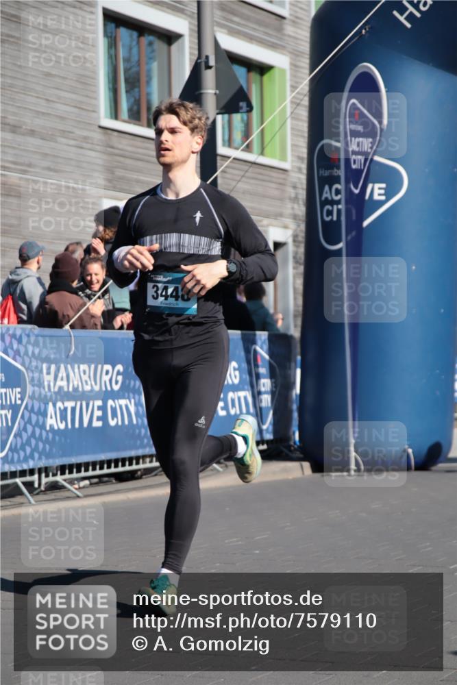 06.04.2025 - 44. Internationalen Wilhelmsburger Insellauf A. Gomolzig http://msf.ph/oto/7579110 06.04.2025 10:26:25 Ziel 3448, 4320 meine-sportfotos.de