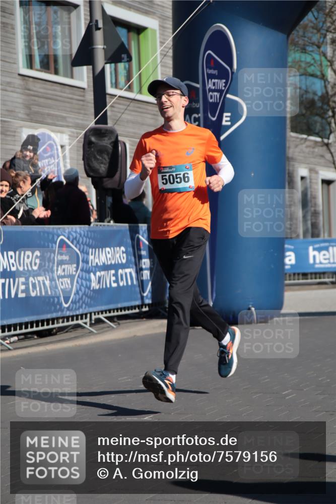 06.04.2025 - 44. Internationalen Wilhelmsburger Insellauf A. Gomolzig http://msf.ph/oto/7579156 06.04.2025 10:26:15 Ziel 5056 meine-sportfotos.de