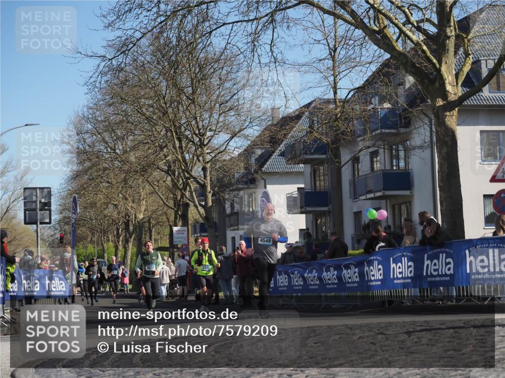 06.04.2025 - 44. Internationalen Wilhelmsburger Insellauf Luisa Fischer http://msf.ph/oto/7579209 06.04.2025 10:44:18 Ziel 3031, 3030, 4549 meine-sportfotos.de