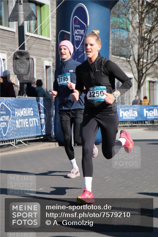 06.04.2025 - 44. Internationalen Wilhelmsburger Insellauf A. Gomolzig http://msf.ph/oto/7579210 06.04.2025 10:26:02 Ziel 3195, 3250, 3541 meine-sportfotos.de