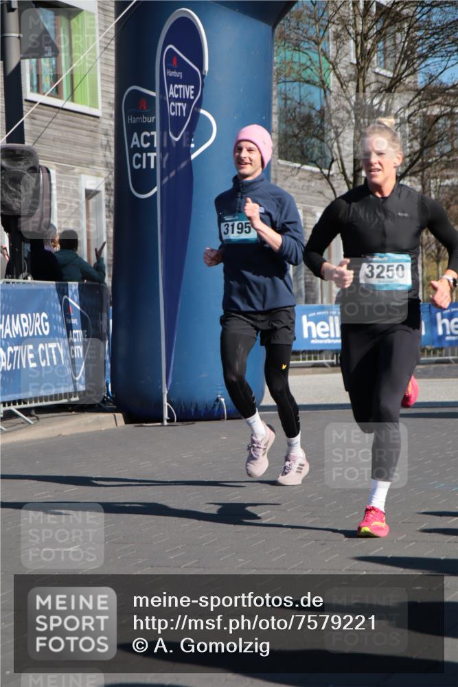 06.04.2025 - 44. Internationalen Wilhelmsburger Insellauf A. Gomolzig http://msf.ph/oto/7579221 06.04.2025 10:26:02 Ziel 3195, 3250, 3541 meine-sportfotos.de