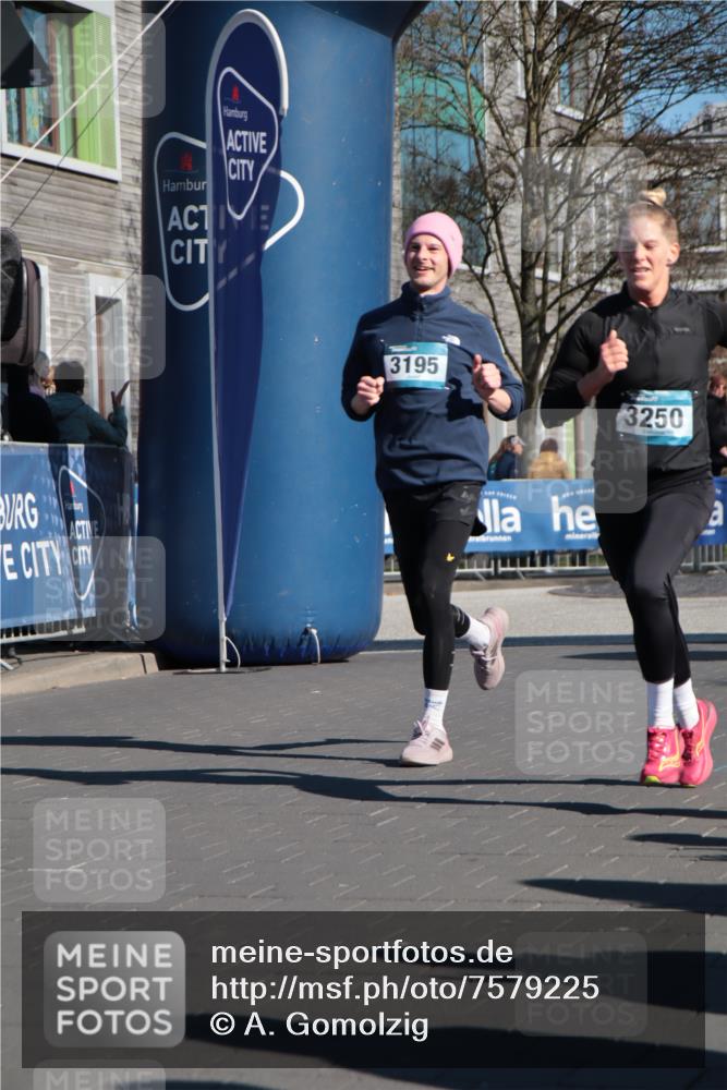 06.04.2025 - 44. Internationalen Wilhelmsburger Insellauf A. Gomolzig http://msf.ph/oto/7579225 06.04.2025 10:26:02 Ziel 3195, 3250, 3541 meine-sportfotos.de