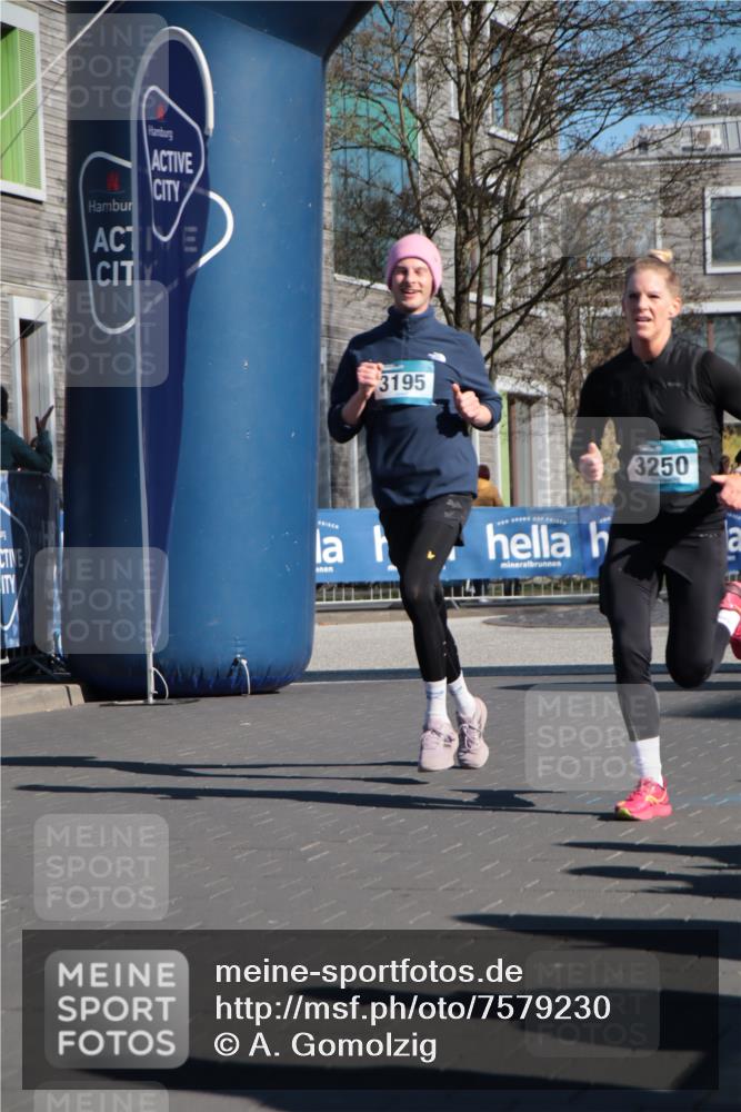06.04.2025 - 44. Internationalen Wilhelmsburger Insellauf A. Gomolzig http://msf.ph/oto/7579230 06.04.2025 10:26:02 Ziel 3195, 3250, 3541 meine-sportfotos.de